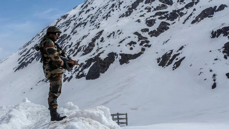 Winter arrives in Ladakh, Chinese stretchers pile up at standoff zone – Indian Defence Research Wing